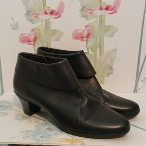 Munro black leather ankle boots